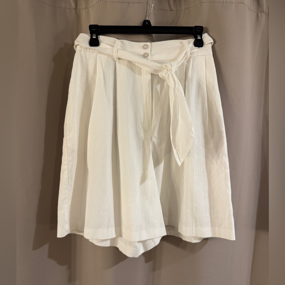 Women's Vintage Cabin Creek White Pleated Shorts
